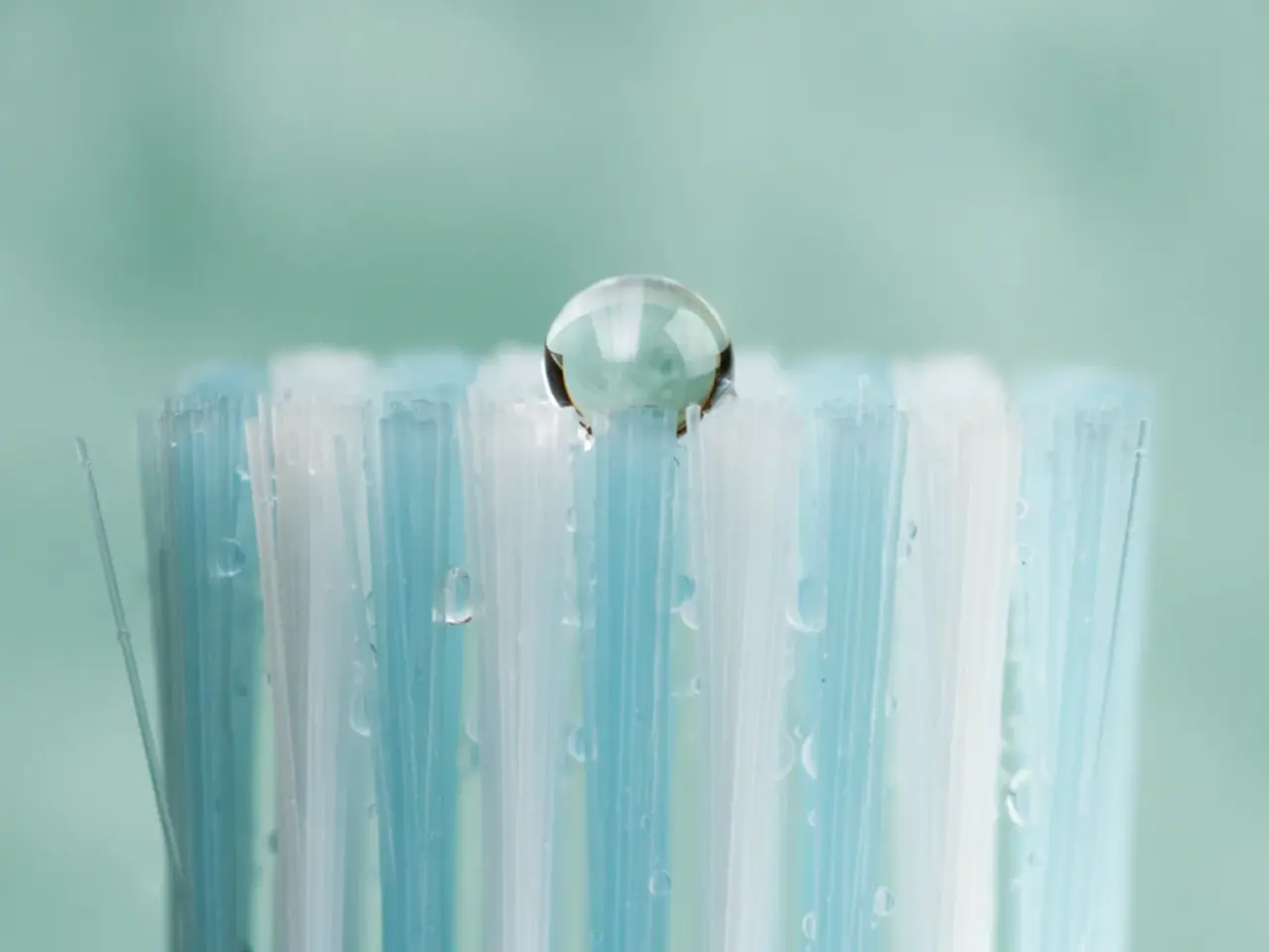 Macro das cerdas de uma escova de dentes